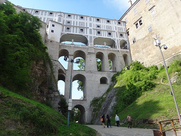 Loopbrug naar theater Cesky Krumlov