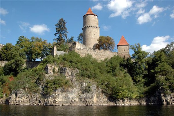 Kasteel Zvikov vanaf water