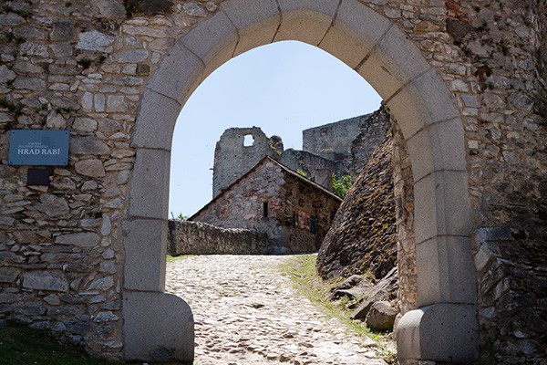 Poort kasteel Rabi