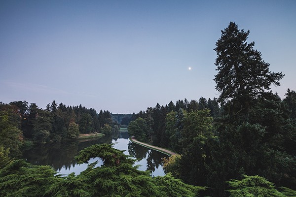 Park Pruhonice bij avond