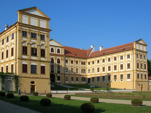 Zijaanzicht Kasteel Jaromerice nad Rokytnou